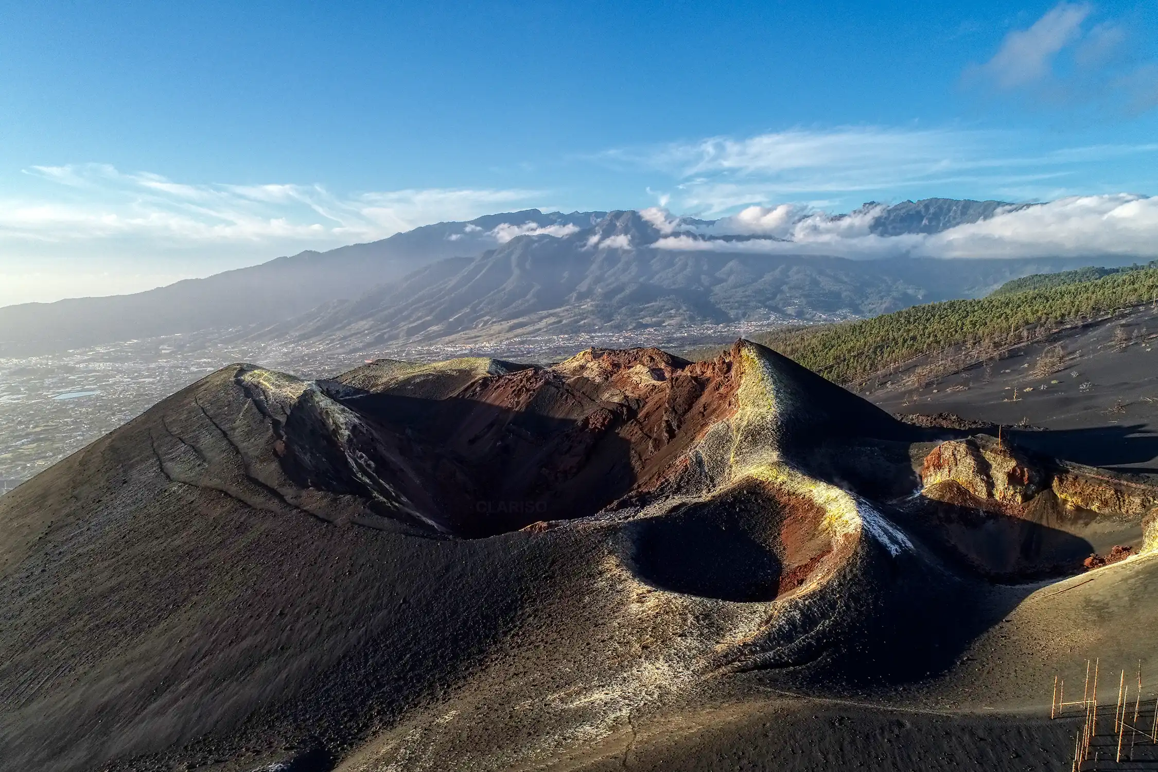 Volcán Tajogaite y paisaje volcánico de Las Norias en La Palma cerca de Villa Veni